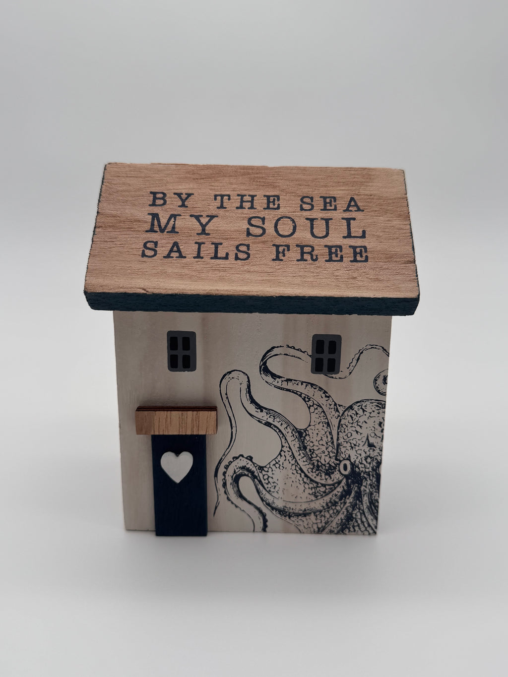 Holzhäuschen "By the sea my soul sails free"