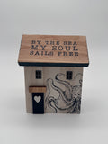 Holzhäuschen "By the sea my soul sails free"