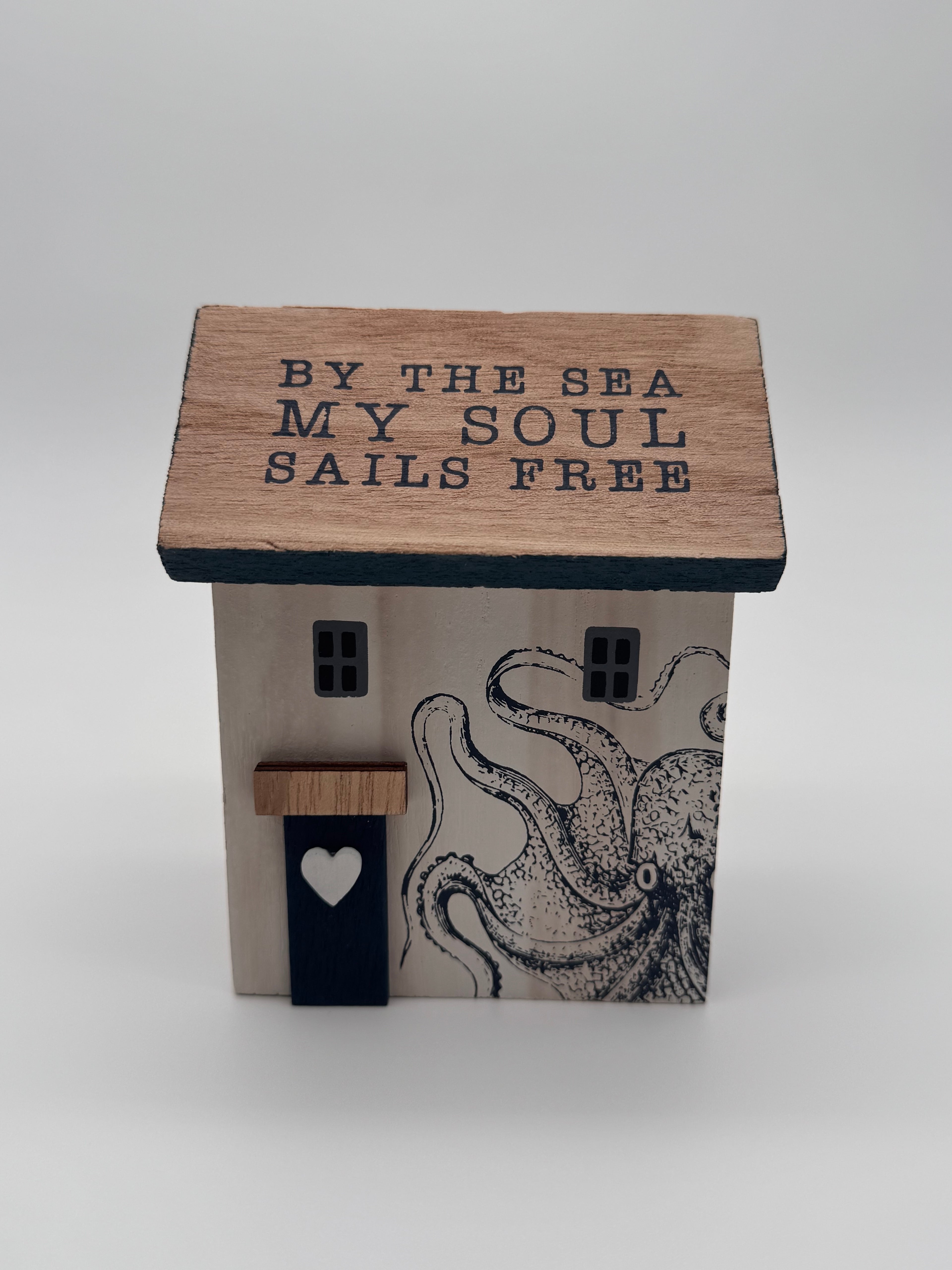 Holzhäuschen "By the sea my soul sails free"