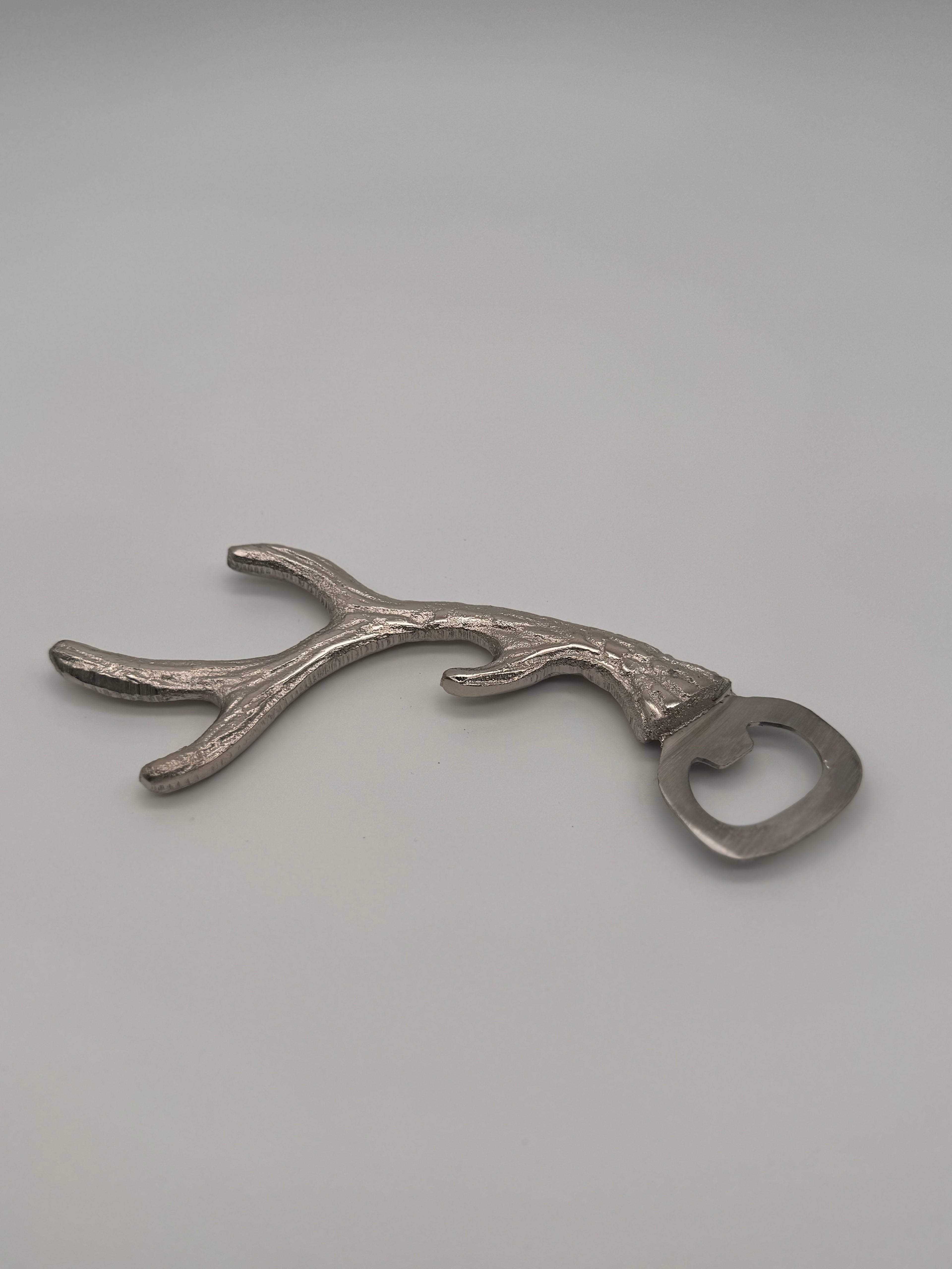 Flaschenöffner in Form eines Geweihes aus Metall (Aluminium/Stahl)