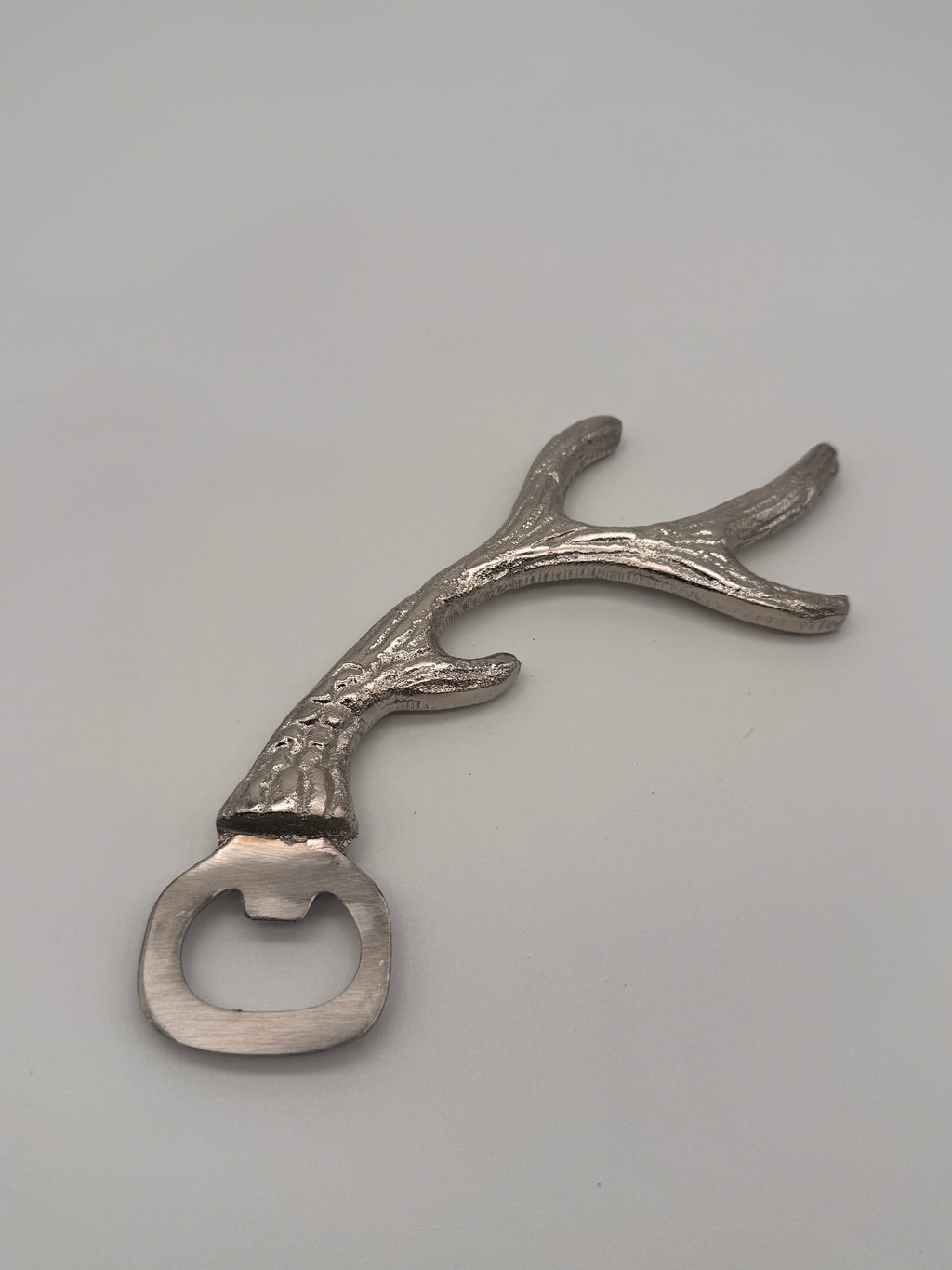 Flaschenöffner in Form eines Geweihes aus Metall (Aluminium/Stahl)