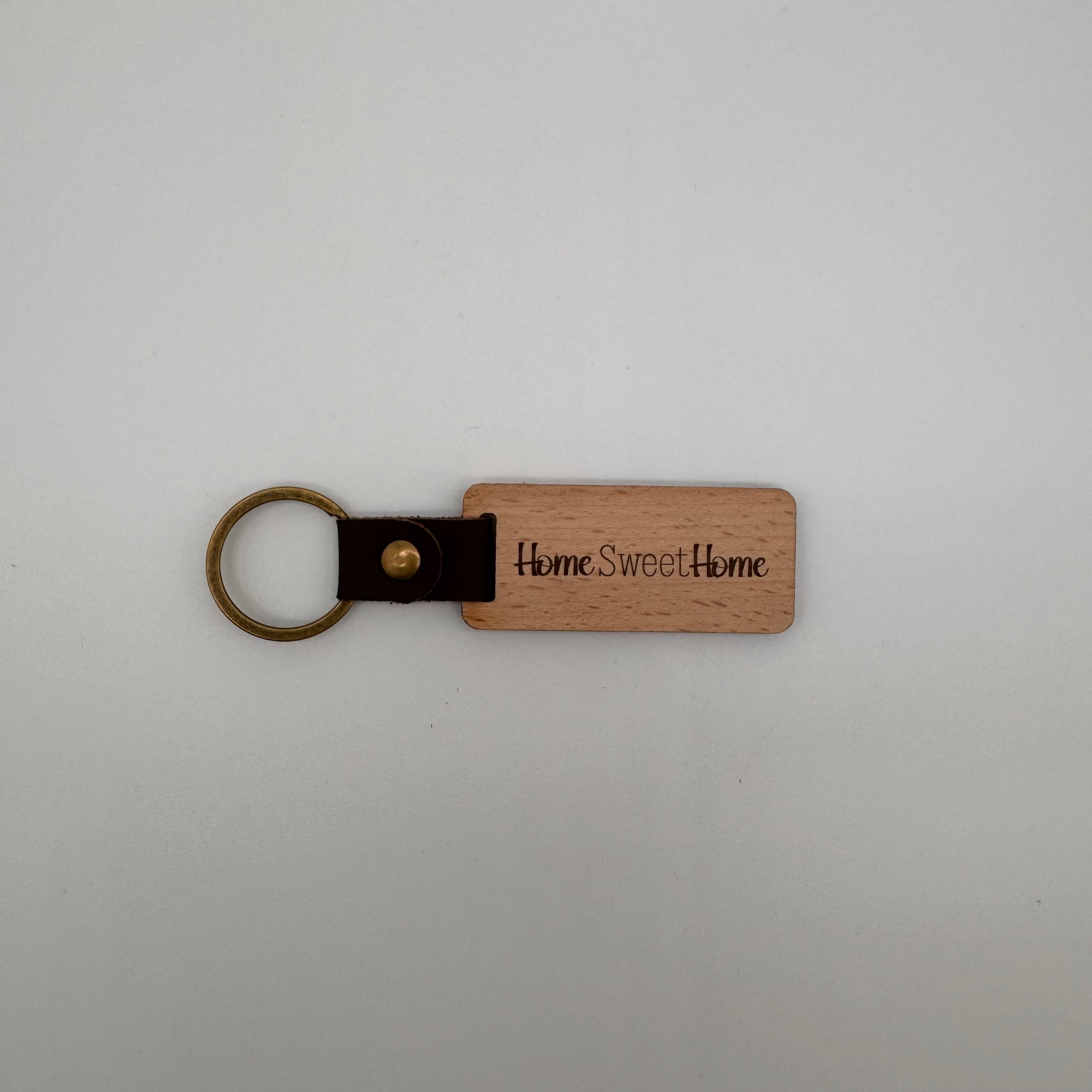 Schlüsselanhänger aus Holz & Kunstleder – personalisierbar