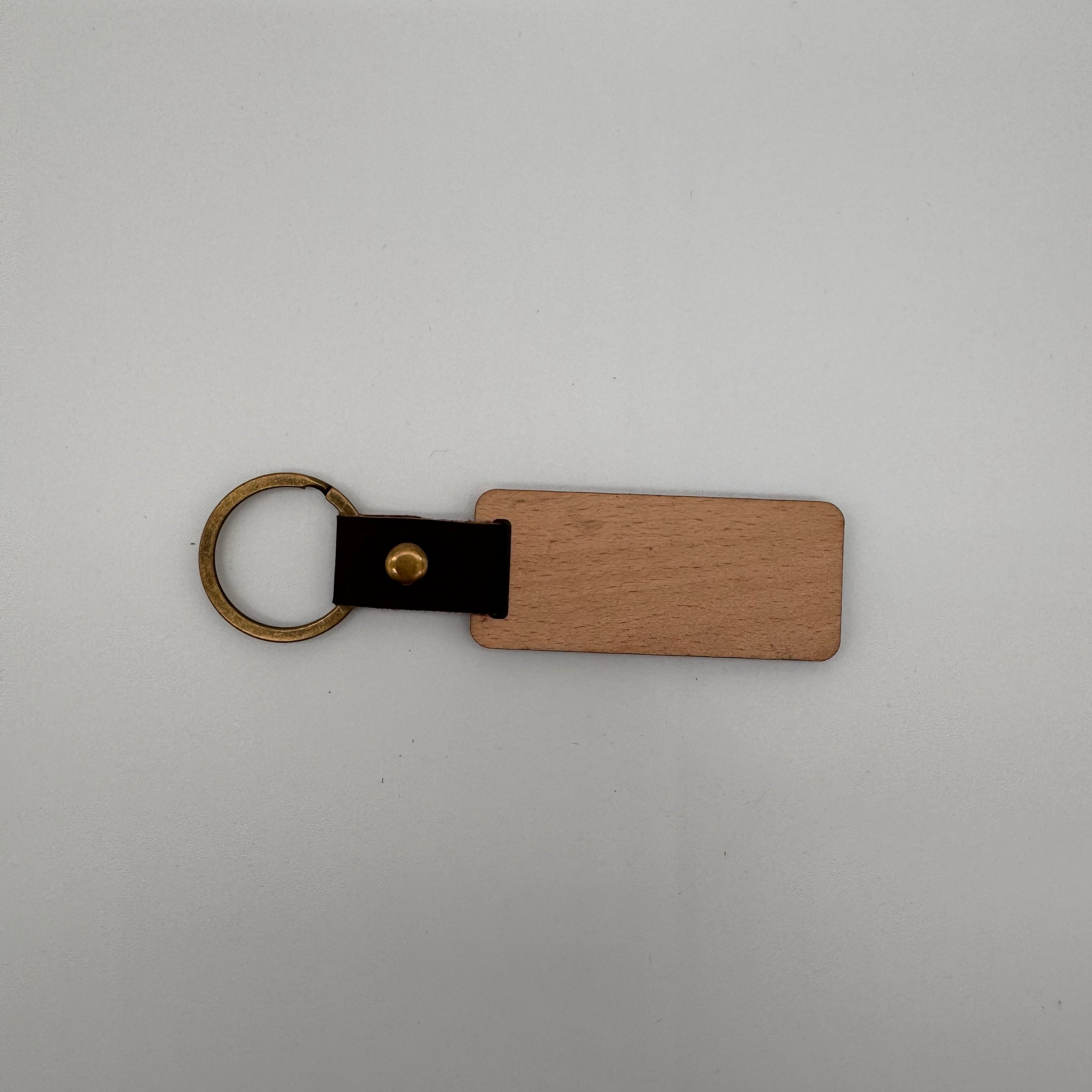 Schlüsselanhänger aus Holz & Kunstleder – personalisierbar