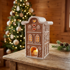 Beleuchtetes Lebkuchenhaus auf einem Beistelltisch im weihnachtlichen Chalet-Stil