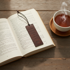 Graviertes Leder-Lesezeichen im Buch von oben