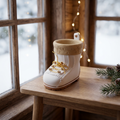 Kleiner Santa-Boot auf einem Beistelltisch im weihnachtlichen Chalet-Stil