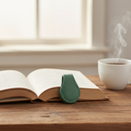 Magnetlesezeichen zwischen Buchseiten mit Tee