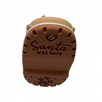 Santa-Boot mit sichtbarer Sohle und Schriftzug vor reinweißem Hintergrund