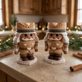 Zimt- und Zuckerstreuer auf einer Küchenarbeitsplatte im weihnachtlichen Chalet-Stil